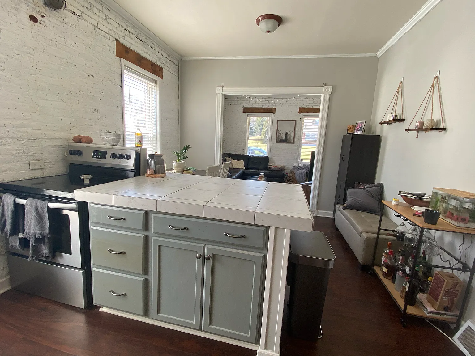 2 bed, 700 sqft, $1,300 — Photo 1