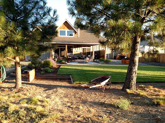 Fully fenced rear yard