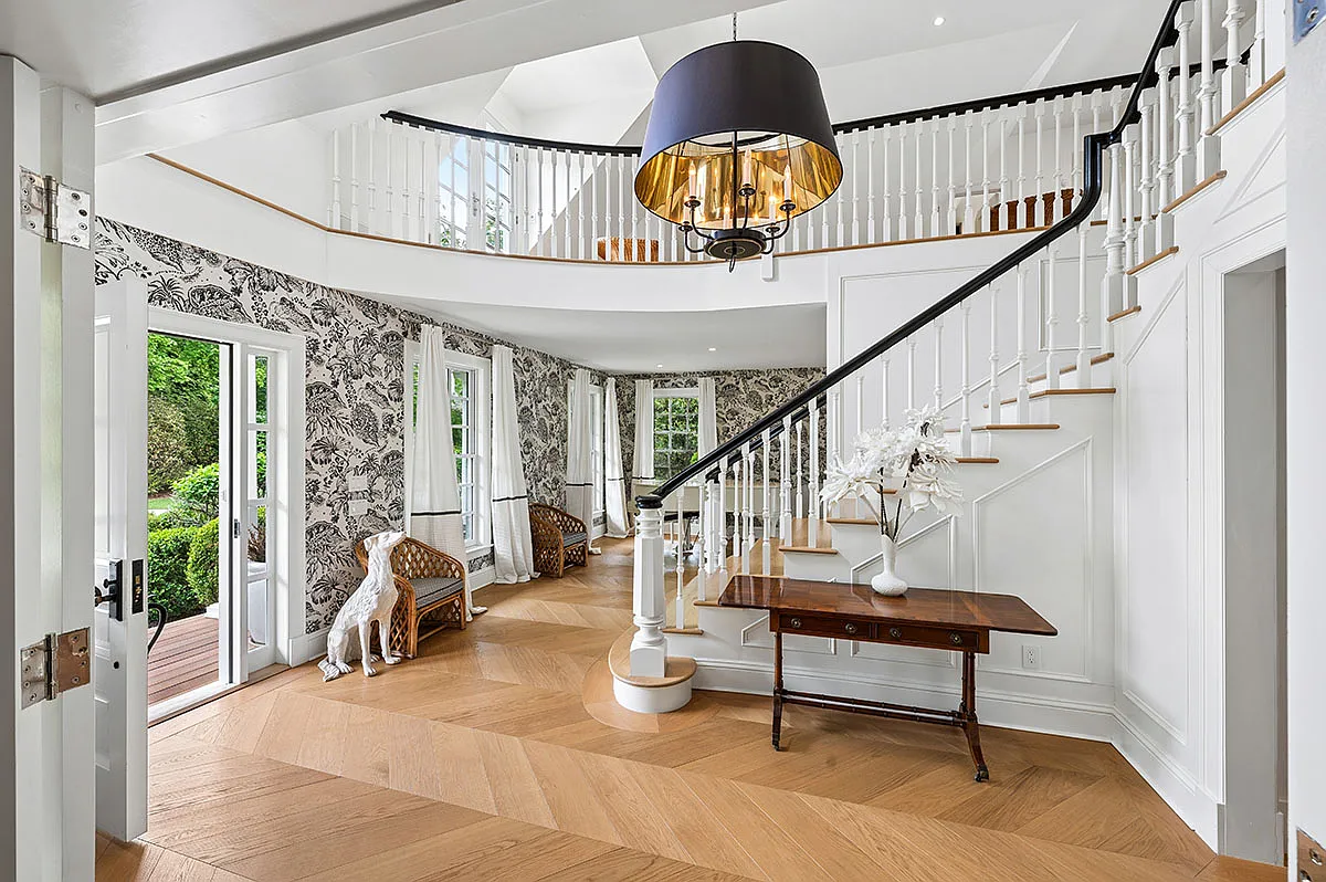 Resort-Like 9 Acre, 9 Bedroom East Hampton Estate With Tennis — Photo 3