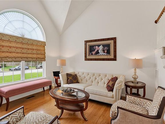 4th image of 219 Berry Ridge Ln