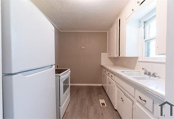 5th image of 4600 SE 19th St