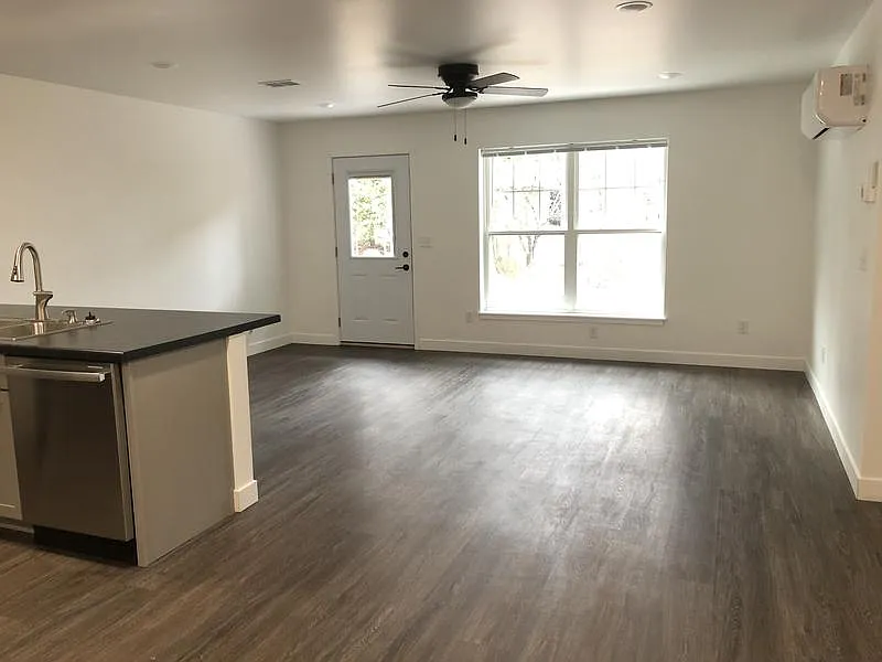 3 bed, 1400 sqft, $2,400 — Photo 3