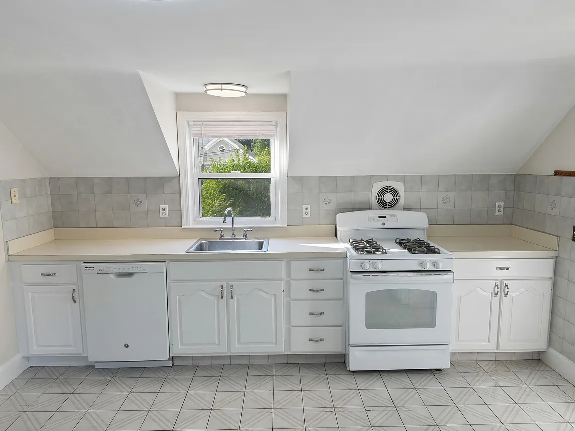 3 bed, 1300 sqft, $3,450 — Photo 4