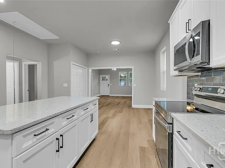 828 W 48th St — Photo 12