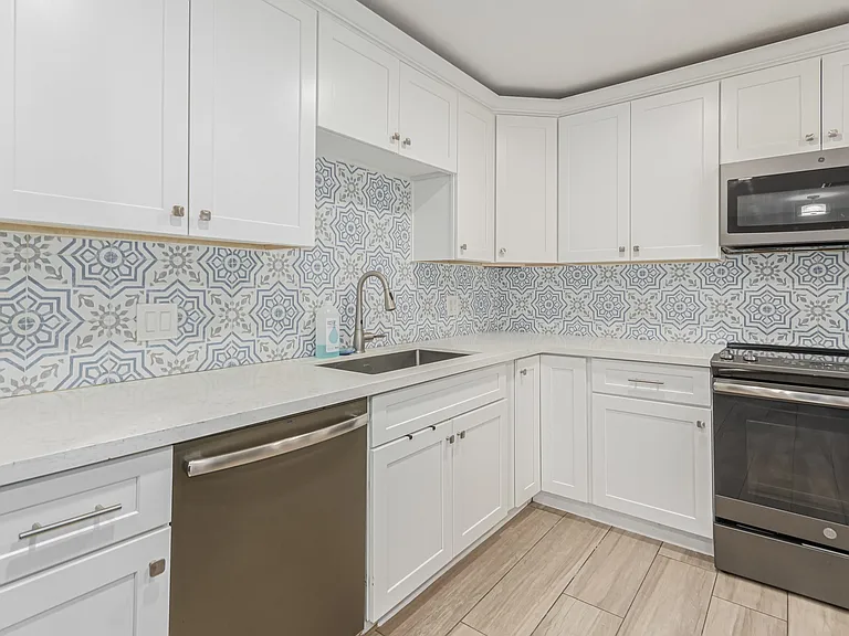 529 E Benjamin Dr — Photo 4