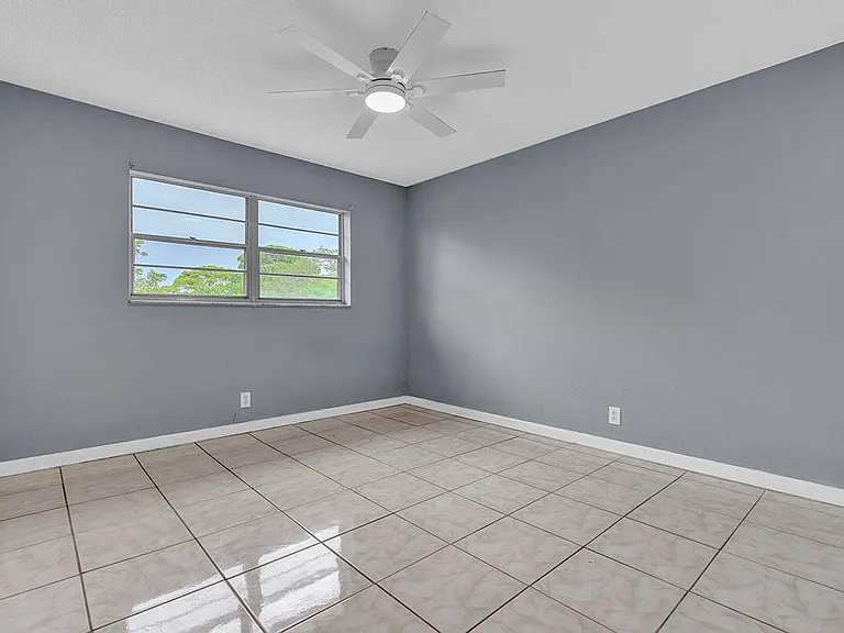 340 NW 19th St #308 — Photo 5