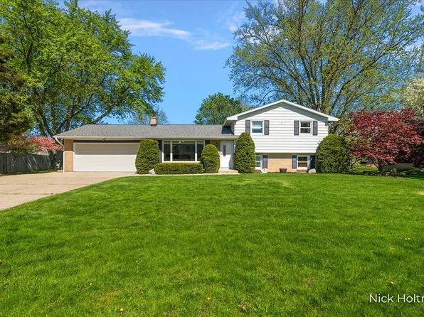 99 Sunnybrook Dr SW, Grandville, MI 49418