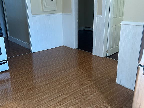 4th image of 606 E School St #3R