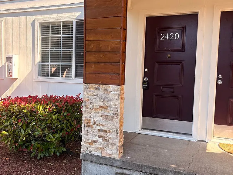C2402 - Maple Court Apartments — Photo 23