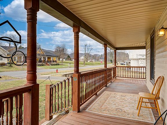 5th image of 213 N Willow Ave