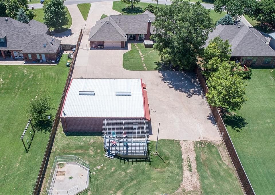 1st image of 304 S Wyndemere Lakes Dr