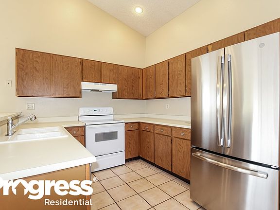 5th image of 207 W Wickieup Ln