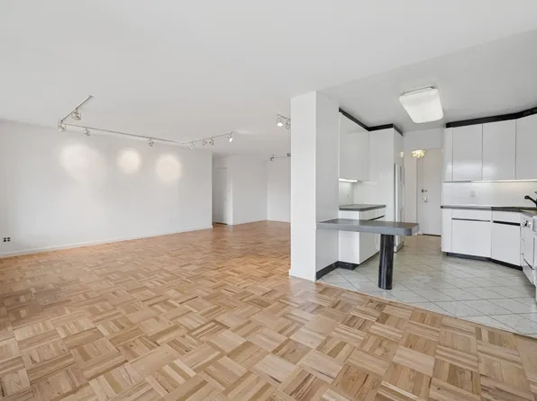 166-25 Powell Cove Boulevard image 10 of 37