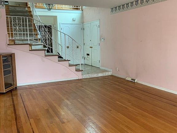 3rd image of 6903 Lorel Ave