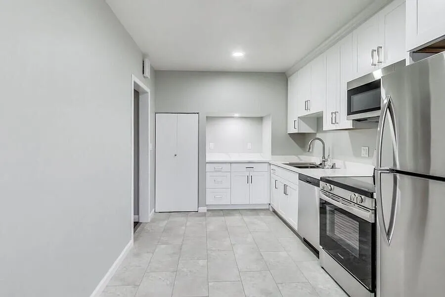 Beautiful 3 Bedroom with Renovated Kitchen — Photo 3