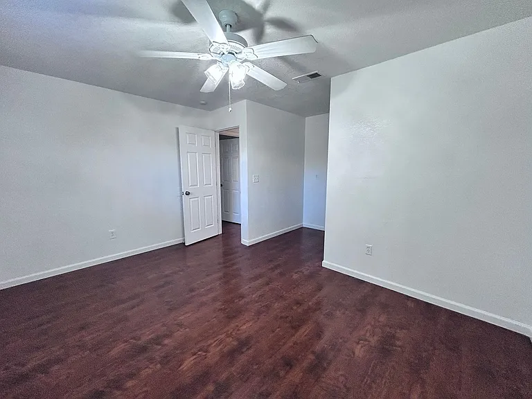 3148-3150 Laurelhurst Dr — Photo 6