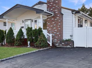 18 W 22nd St, Deer Park, NY 11729