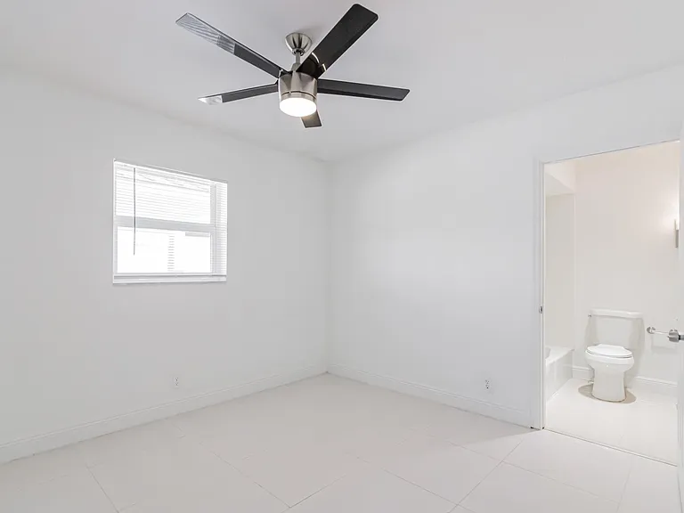 2810 NE 60th St — Photo 36