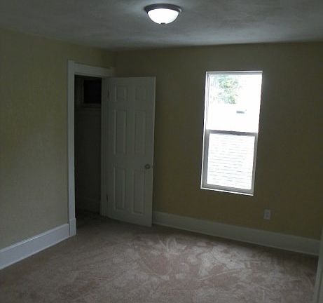 3rd image of 1516 E Broadway St