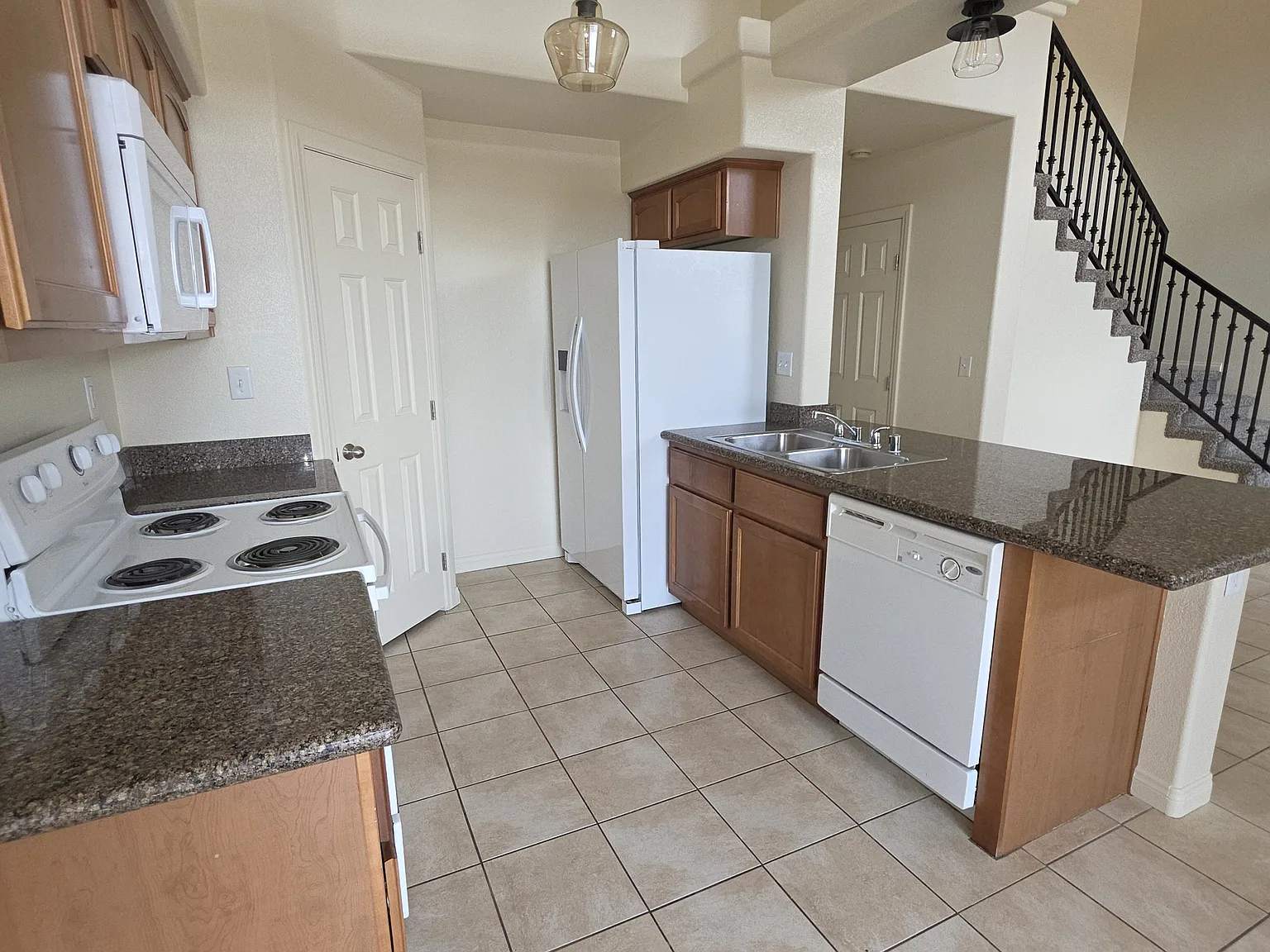3 bed, 2.5 bath, 1500 sqft, $1,425 — Photo 2
