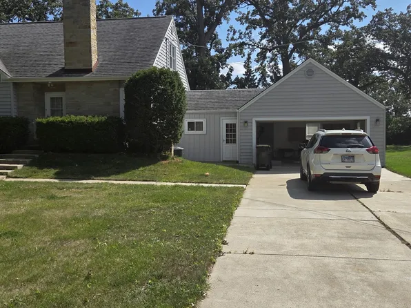 9525 W Oak Pl, Des Plaines, IL 60016