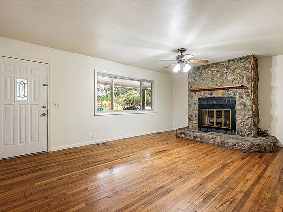 2nd image of 988 Bowen St