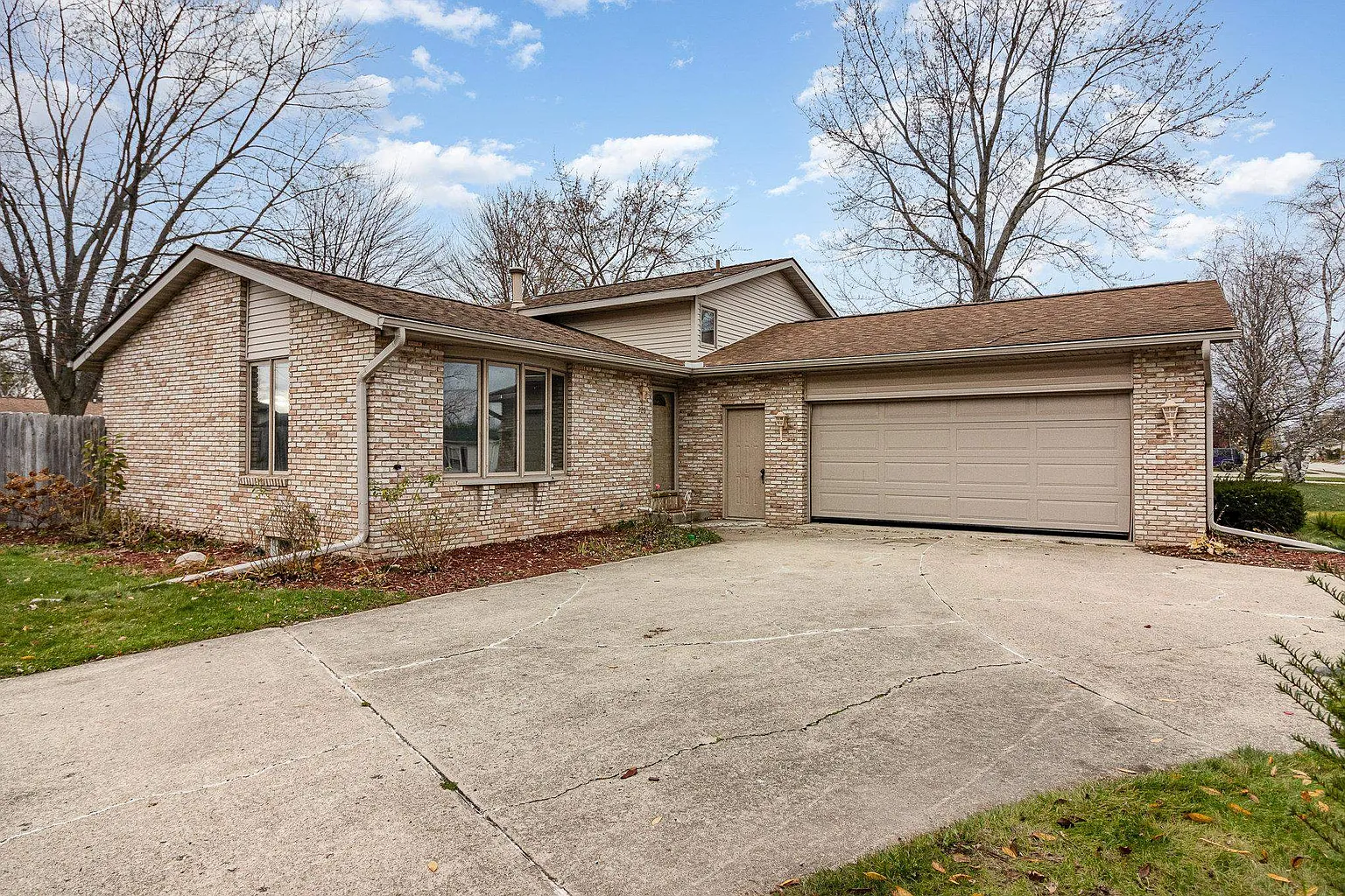 320 Roberts St photo 1