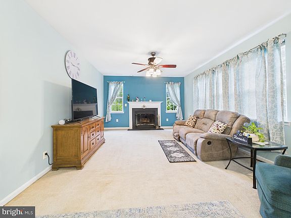 3rd image of 7 Meadow Lark Dr