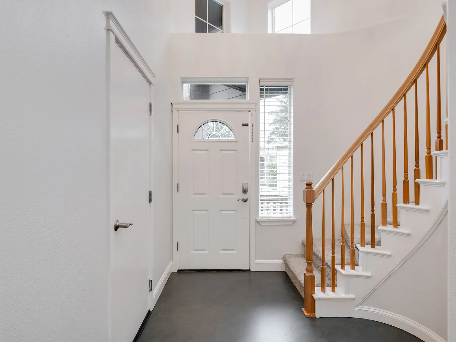 4 bed, 2413 sqft, $3,200 — Photo 4