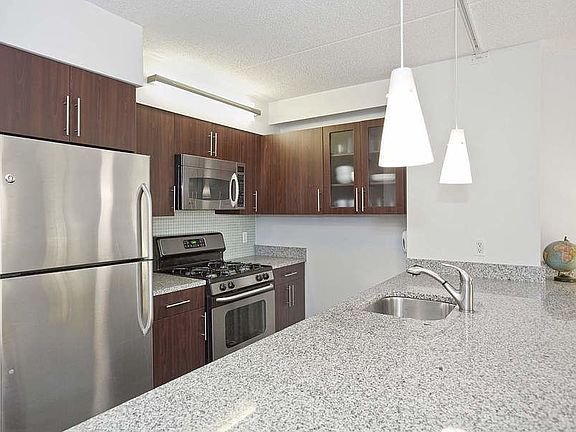 3rd image of 555 W 23rd St APT N8d