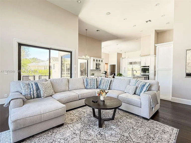 400 Alexandra Cir — Photo 33