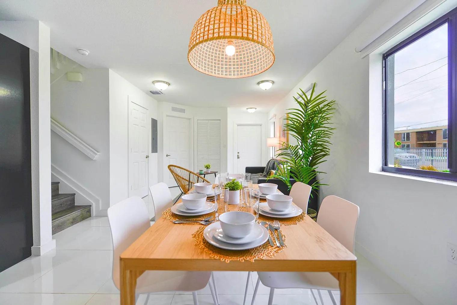 3 bed, 2.0 bath, 1184 sqft, $5,717 — Photo 2