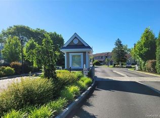 91 Hidden Ponds, Smithtown, NY 11787