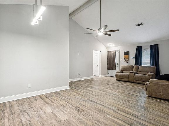 3rd image of 1812 Columbia Ct