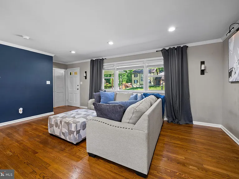 1216 Haines Ave — Photo 5