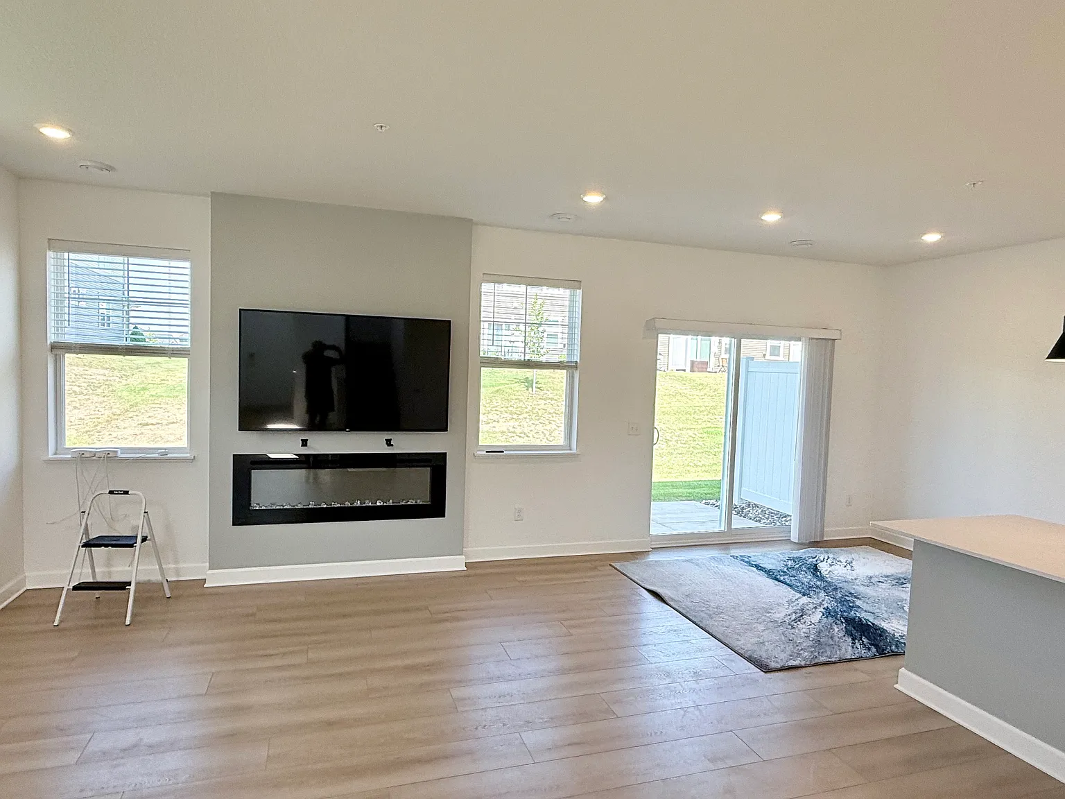 3 bed, 2.5 bath, 1719 sqft, $2,495 — Photo 3