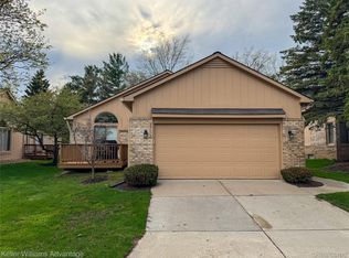 35173 Knollwood Ln, Farmington, MI 48335
