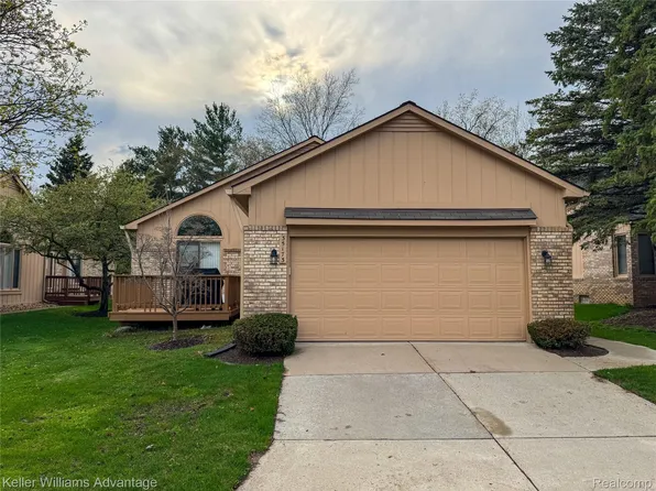 35173 Knollwood Ln, Farmington, MI 48335