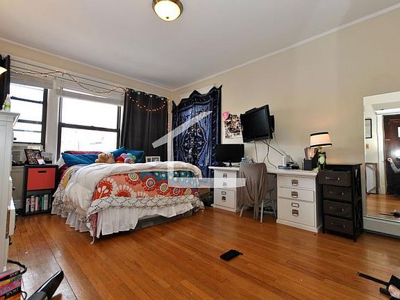4th image of 215 Saint Paul St #003