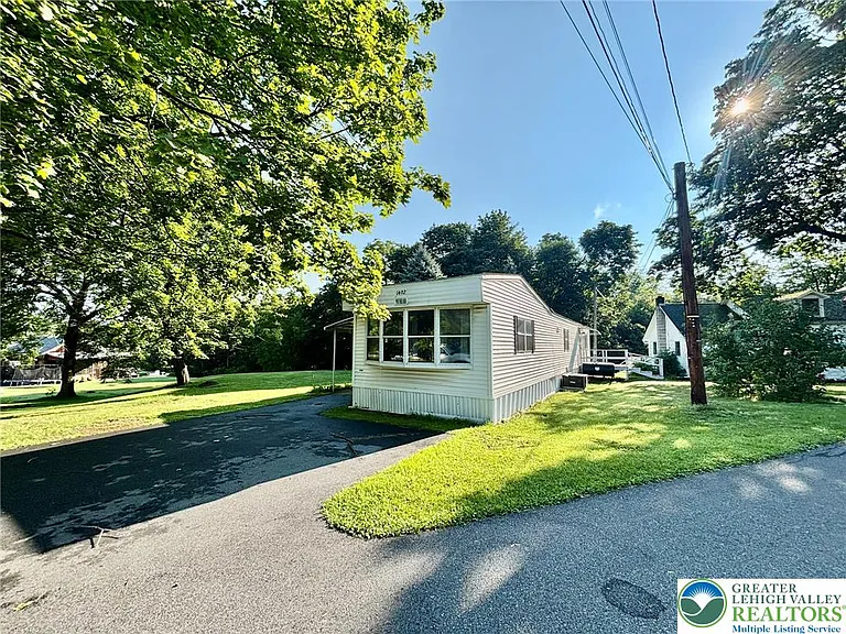 1402 Main St — Photo 3
