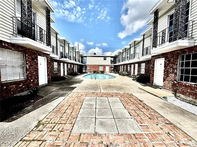 1 bed, 1.5 bath, 560 sqft, $895 — Photo 2