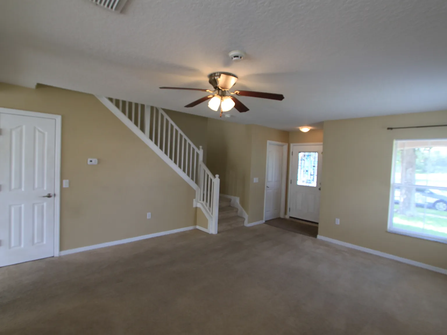 3 bed, 2.5 bath, 2336 sqft, $2,050 — Photo 3
