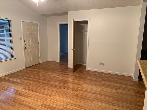 5th image of 2901 Jadewood Ct APT B