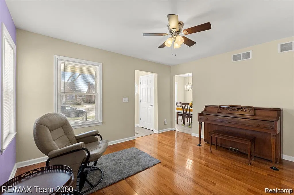 3 bed, 1.5 bath, 1166 sqft, $1,800 — Photo 3