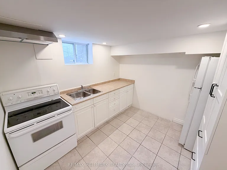 338 Demaine Cres — Photo 7