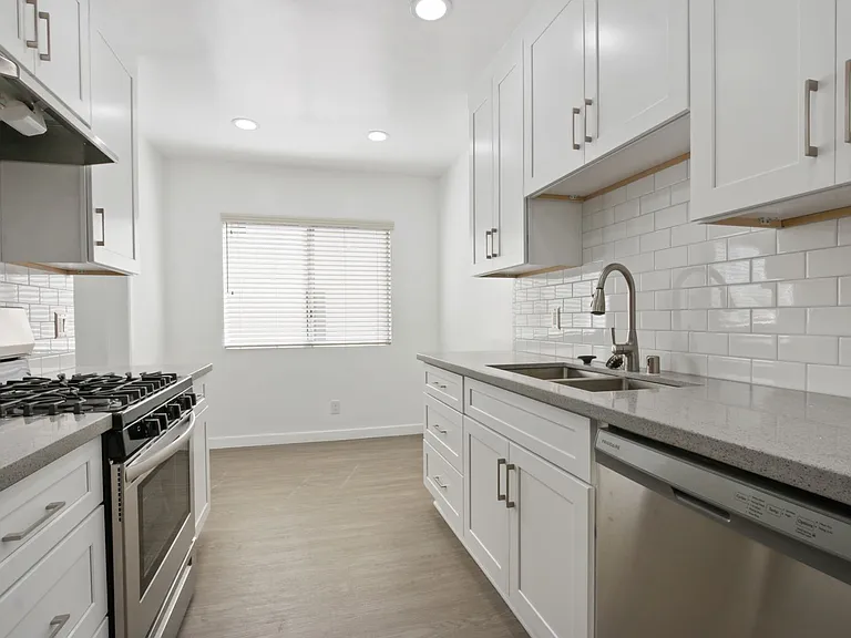 828 18th St in Santa Monica - steps to Montana Ave! — Photo 5