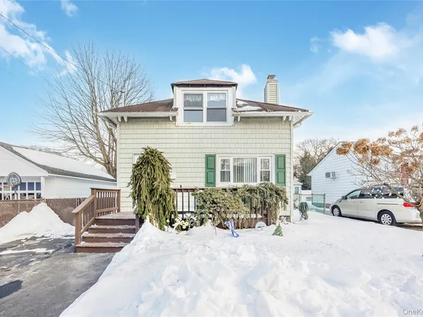 32 Sunset Avenue, Farmingdale, NY 11735
