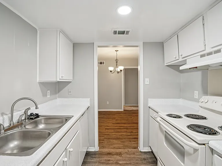 London Square Apartments — Photo 21