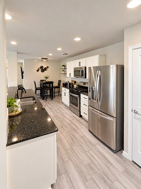 3 bed, 2.0 bath, 1739 sqft, $2,100 — Photo 3