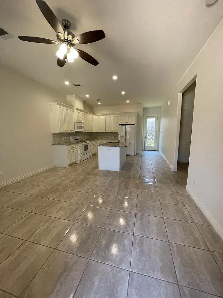2 bed, 1100 sqft, $1,550 — Photo 3